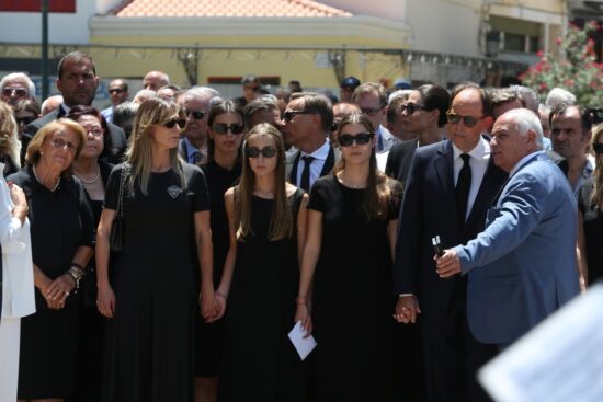 Κηδεία Γιάννη Βαρβιτσιώτη: Τα σπαραχτικά λόγια των τριων εγγονών του – «Ήταν πάνω από όλα ο παππούς μας»