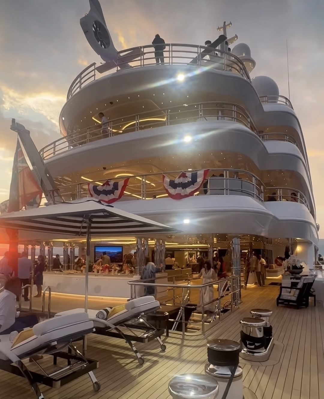 Στολισμένο με τα χρώματα των ΗΠΑ το Mega Yacht