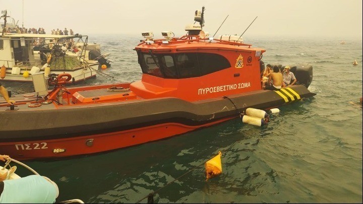 Επιχείρηση διάσωσης στον Άγιο Βασίλειο από την πυρκαγιά της Αττικοβοιωτίας