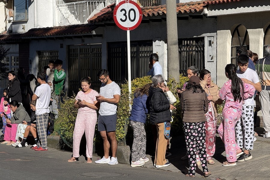 Άνθρωποι εγκαταλείπουν κτίρια μετά από ισχυρό σεισμό στη Μπογκοτά της Κολομβίας, στις 10 Αυγούστου 2026 Πηγή: EPA/CARLOS ORTEGA
