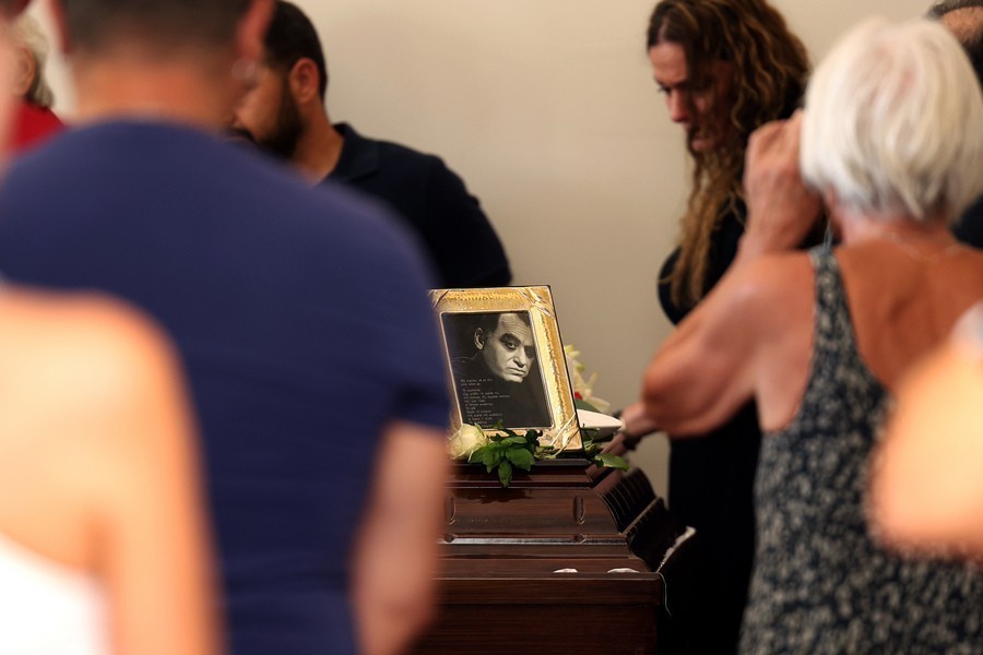 Συγγενείς, φίλοι και συνάδελφοι παρευρίσκονται στην πολιτική κηδεία του ηθοποιού Νίκου Καλογερόπουλου στο Α' Νεκροταφείο Αθηνών, Τέταρτη 12 Αυγούστου 2026 Πηγή: ΑΠΕ-ΜΠΕ/ΑΠΕ-ΜΠΕ/ΓΙΩΡΓΟΣ ΒΙΤΣΑΡΑΣ