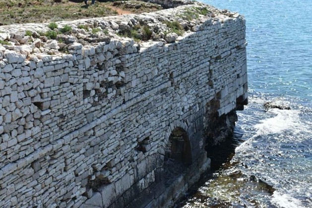 Ο επιθαλάσσιος περίβολος στα δυτικά. Στο άκρο του τείχους εντοπίζεται εκτεταμένη απώλεια δομών