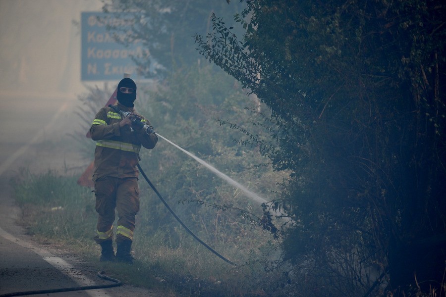 Πυροσβέστης επιχειρεί στην κατάσβεση της φωτιάς που ξέσπασε στη Σίβηρη Χαλκιδικής, (ΑΠΕ-ΜΠΕ)