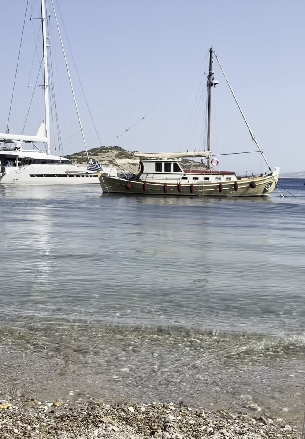 Τα πλεούμενα λικνίζονται νωχελικά στα νερά του νησιου