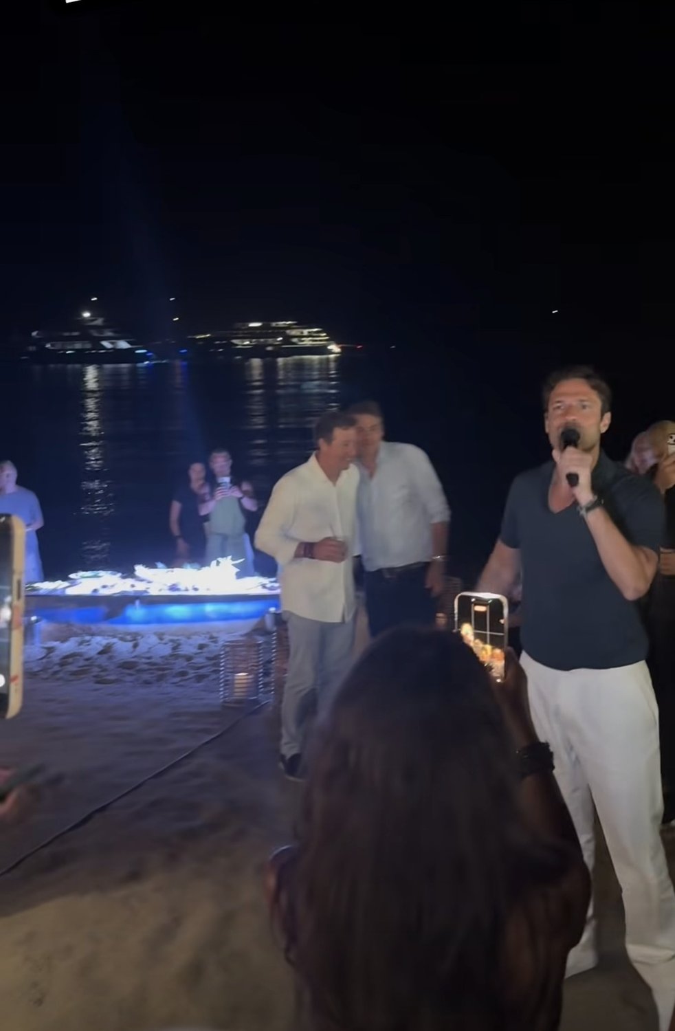 Ο Κωνσταντίνος Αργυρός τραγουδάει με φόντο τα αγκυροβολημένα γιώτ