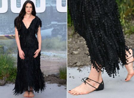 Η ξυπόλυτη ηθοποιός Margaret Qualley στην πρεμιέρα της ταινίας Dog Stars στο Λονδίνο με look Chanel