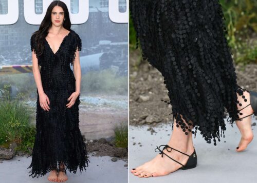 Η ξυπόλυτη ηθοποιός Margaret Qualley στην πρεμιέρα της ταινίας Dog Stars στο Λονδίνο με look Chanel