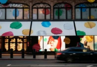 Η βιτρίνα Yayoi Kusama x Louis Vuitton στα Harrods - φωτογραφία Kasia Bobula