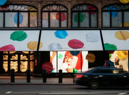 Η βιτρίνα Yayoi Kusama x Louis Vuitton στα Harrods - φωτογραφία Kasia Bobula