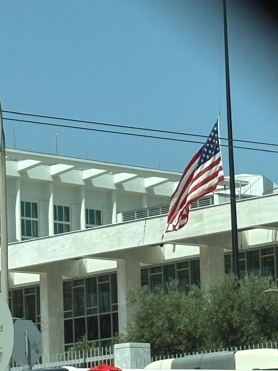 Μεσίστια η σημαία στην πρεσβεία