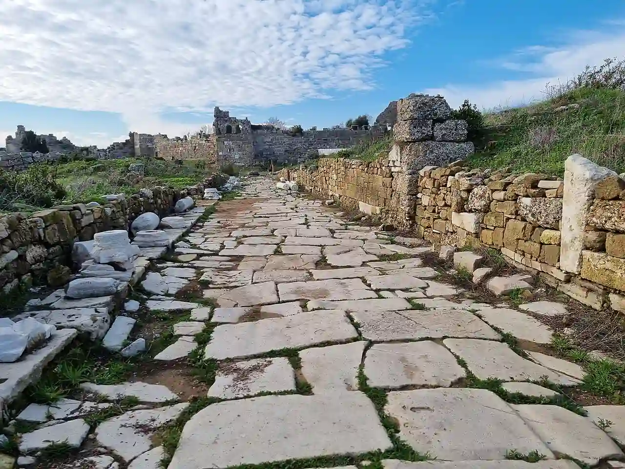 Πλακόστρωτος δρόμος που οδηγεί στις πύλες της πόλης
