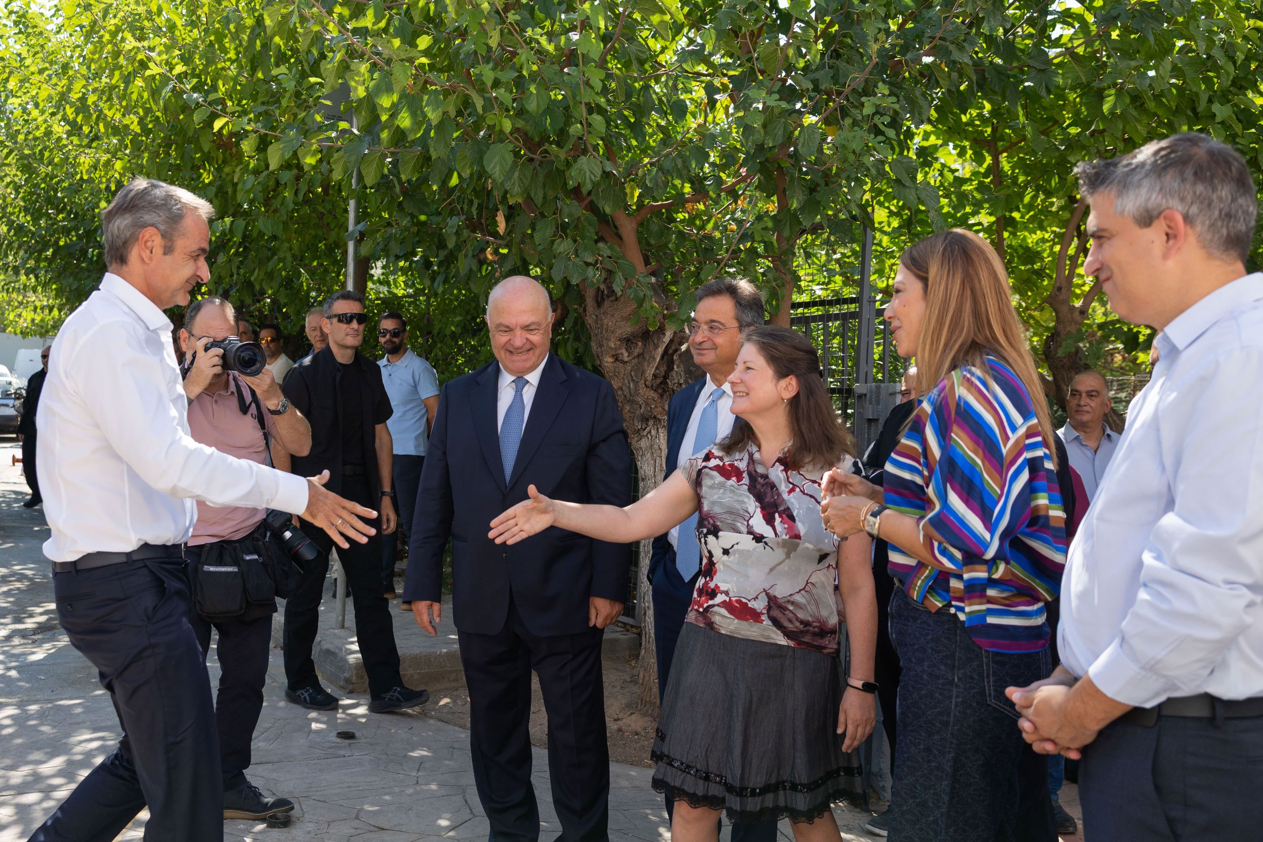 Από αριστερά: Ο Πρωθυπουργός Κυριάκος Μητσοτάκης, ο Πρόεδρος της Ελληνικής Ένωσης Τραπεζών Γιώργος Ζανιάς, ο Διευθύνων Σύμβουλος της Eurobank Φωκίων Καραβίας, η Διευθύντρια του Ειδικού Δημοτικού Σχολείου Καισαριανής "Ρόζα Ιμβριώτη" Μυρτώ Μάλλη Πολλάκη, η Υπουργός Παιδείας, Θρησκευμάτων και Αθλητισμού Σοφία Ζαχαράκη, ο Υπουργός Υποδομών και Μεταφορών Χρίστος Δήμας
