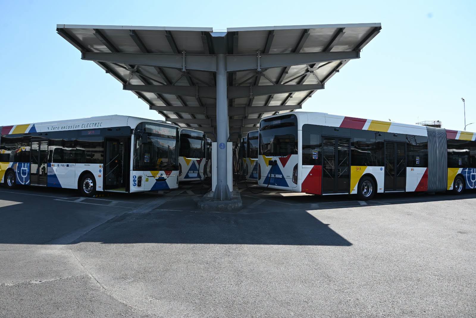 Τα νέα ηλεκτρικά αρθρωτά 18μετρα λεωφορεία στο αμαξοστάσιο του ΟΑΣΘ