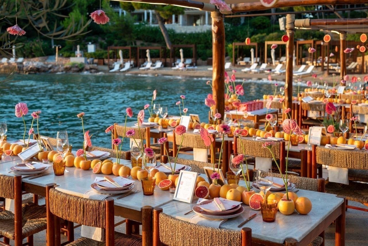 Το εξαιρετικό art de la table με τα pink grapefruit και τα ροζ λουλούδια
