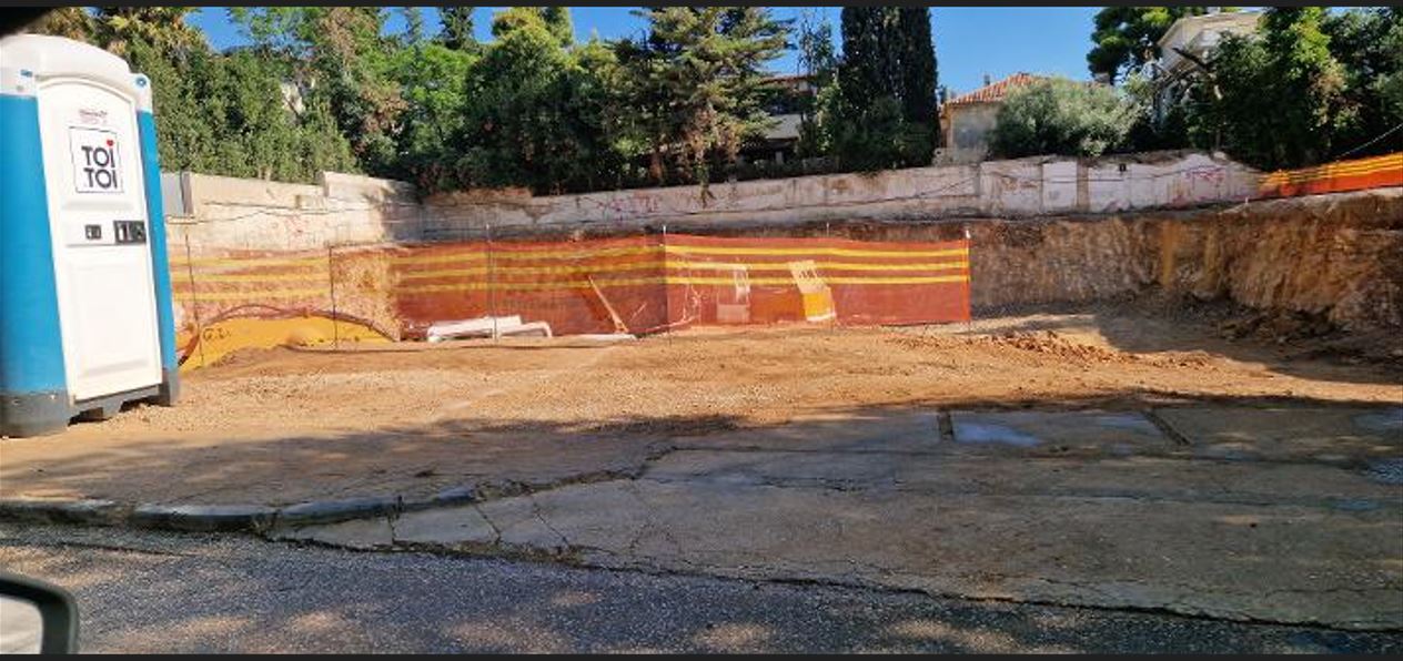 Φωτογραφίες από το οικόπεδο που κτίζει ο Οικονόμου