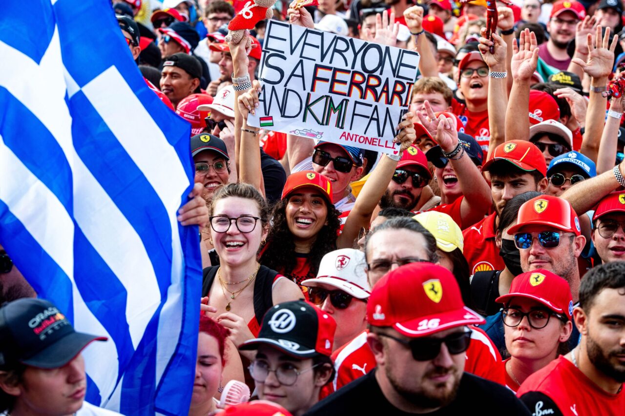 Οπαδοί με ελληνική σημαία στο GP της Μόντσα