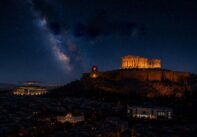 Η φωτισμένη Ακρόπολη, το Εθνικό Αστεροσκοπείο και το Κέντρο Πολιτισμού ΄Ιδρυμα Σταύρος Νιάχος, όπου στεγάζεται η Εθνική Βιβλιοθήκη κάτω από το νυχτερινό ουρανό