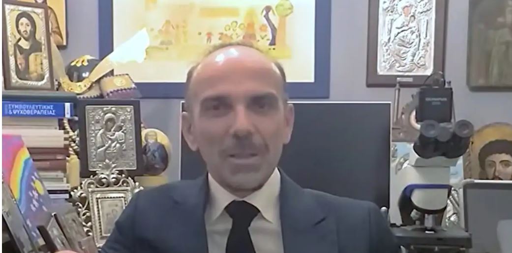O επικεφαλής της κλινικής στο Κολωνάκι Ηλίας Θεοδωρόπουλος