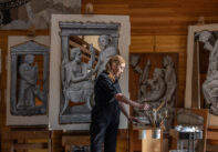 Η Ρέιτσελ Φάινστιν με το έργο της
«Stele Mirror Paintings» στο εργαστήριό της, στο Μάουντ Ντέζερτ του Μέιν,
2026
Έργο τέχνης © Ρέιτσελ Φάινστιν. Φωτογραφία: Γκρέτα Ρίμπους
