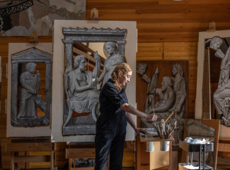 Η Ρέιτσελ Φάινστιν με το έργο της
«Stele Mirror Paintings» στο εργαστήριό της, στο Μάουντ Ντέζερτ του Μέιν,
2026
Έργο τέχνης © Ρέιτσελ Φάινστιν. Φωτογραφία: Γκρέτα Ρίμπους
