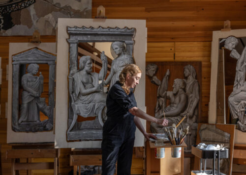 Η Ρέιτσελ Φάινστιν με το έργο της
«Stele Mirror Paintings» στο εργαστήριό της, στο Μάουντ Ντέζερτ του Μέιν,
2026
Έργο τέχνης © Ρέιτσελ Φάινστιν. Φωτογραφία: Γκρέτα Ρίμπους