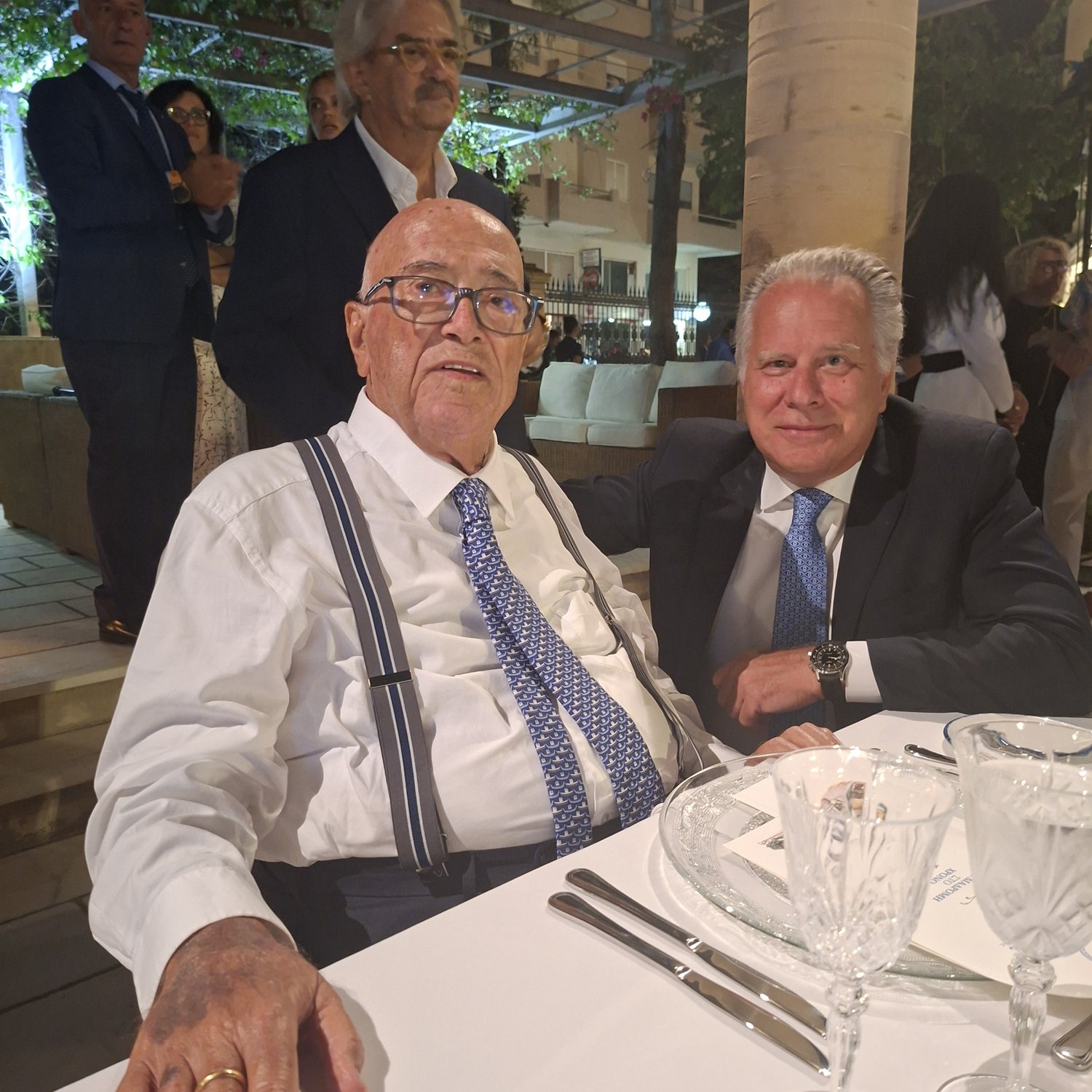 Ο Καπετάν Παναγιώτης Τσάκος με τον μόνιμο αντιπρόσωπο της Ελλάδος στην UNESCO Γιώργο Κουμουτσάκο