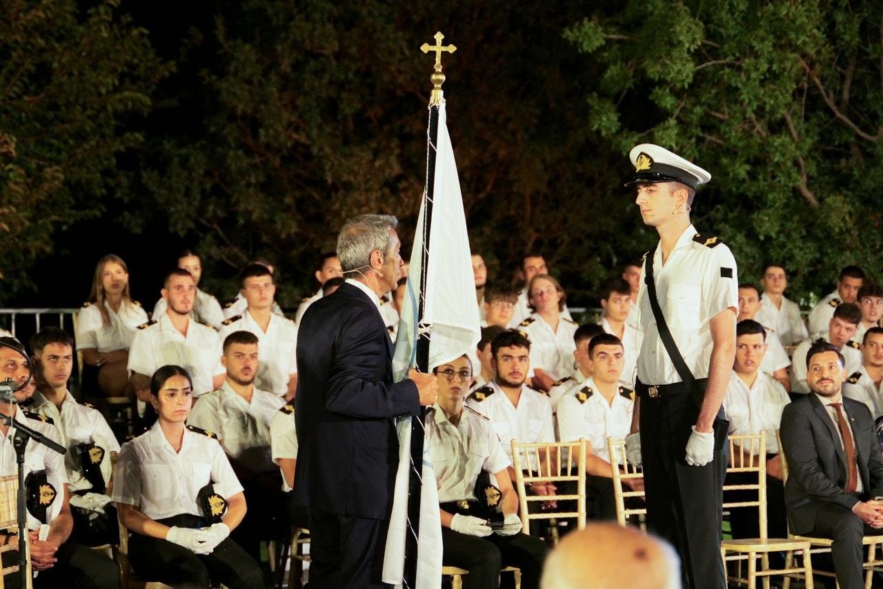 Η παράδοση της σημαίας στον Αρχηγό της Σχολής