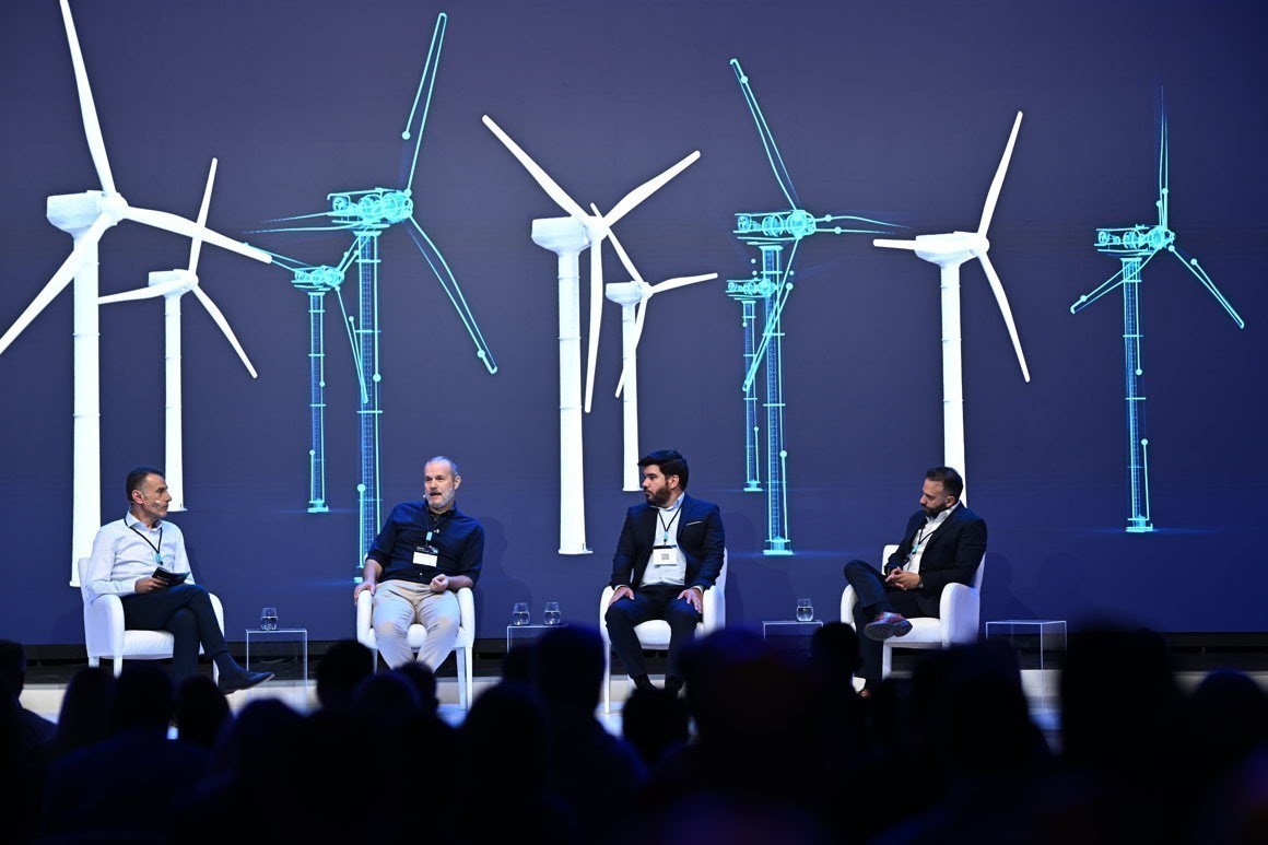 Από αριστερά προς τα δεξιά: Δήμος Σαπίδης, CEO της Siemens Mobility Ελλάδος και Country Head του Τομέα Έξυπνων Υποδομών, Siemens Ελλάδας, Γιώργος Φωτόπουλος, Director of Energy Management Support Division, ΑΔΜΗΕ, Γιώργος Ανδρεάκος, Network Operations & Maintenance Director, ΔΕΔΔΗΕ και Σωτήρης Καρατζούνης, Technical Director, GECKO Power Solutions