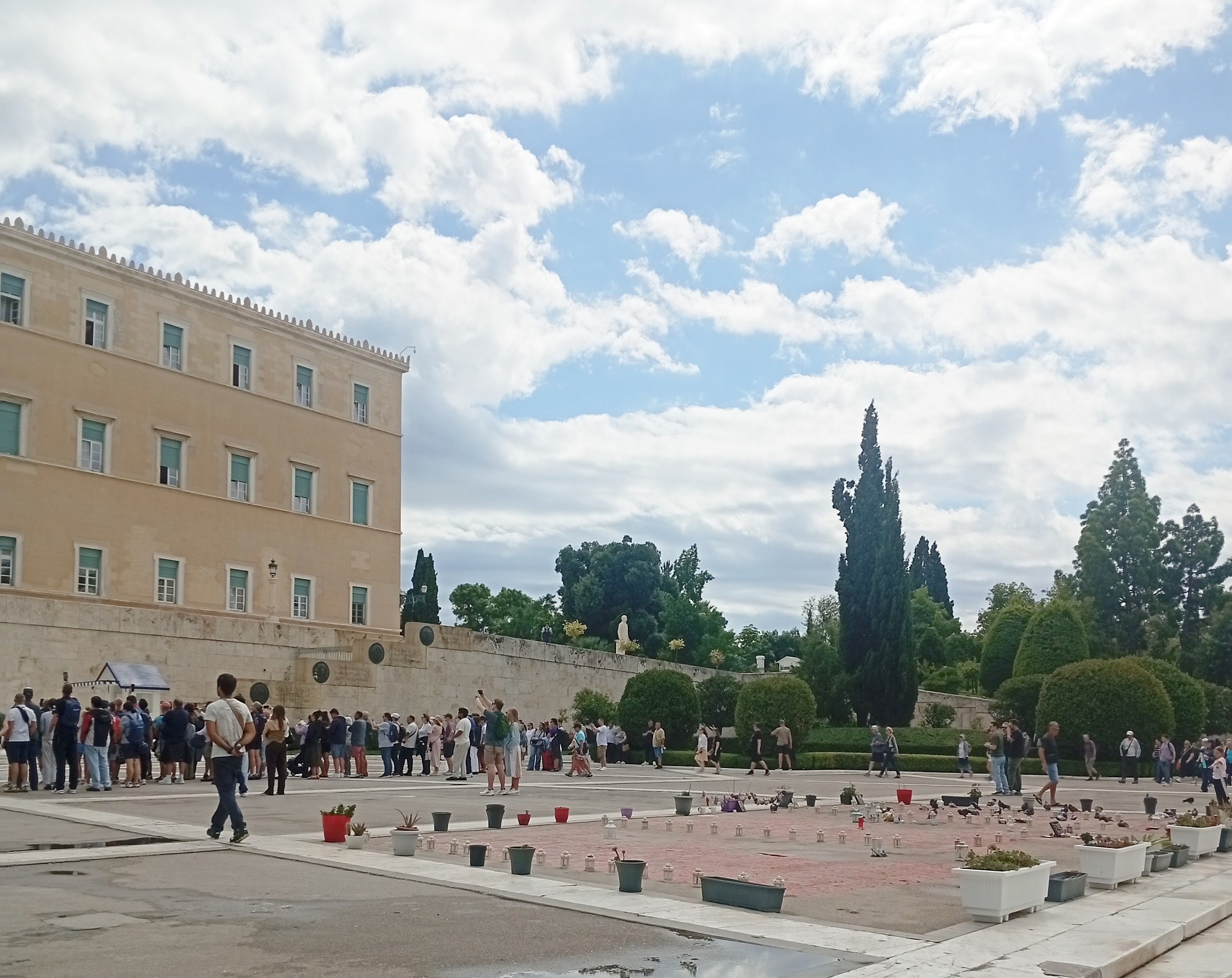 Τα ονόματα των 57 θυμάτων της τραγωδίας των Τεμπών, μπροστά στη Βουλή των Ελλήνων