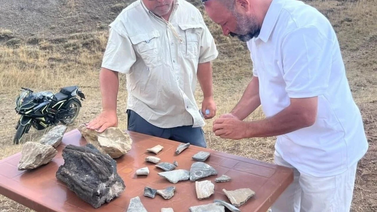 Ερευνητές εξετάζουν θραύσματα αγγείων και άλλα ευρήματα που συλλέχθηκαν κατά τη διάρκεια της έρευνας του στον σχηματισμό Ντουρουπινάρ