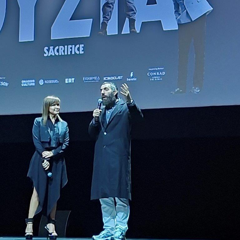 O Romain Gavras στη σκηνή της Στέγης Ωνάση μαζί με την ΑφροδίτηΠαναγιωτάκου πρίν από την εναρξη της ταινίας