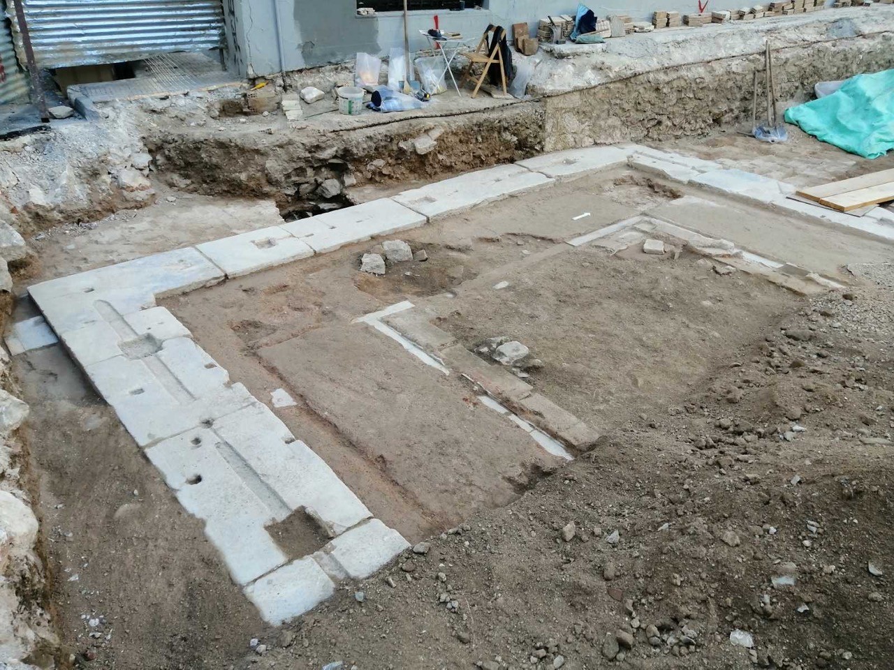 Κατάλοιπα οικοδομήματος στην Πλατεία Θεάτρου. (Φωτογραφία αρχείου)