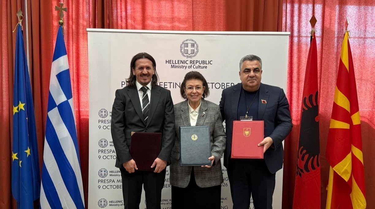 Η Λίνα Μενδώνη, ο Μπλέντι Γκόντζα και ο Σεντάτ Σουλεϊμανί μετά το τέλος της Prespa Meeting