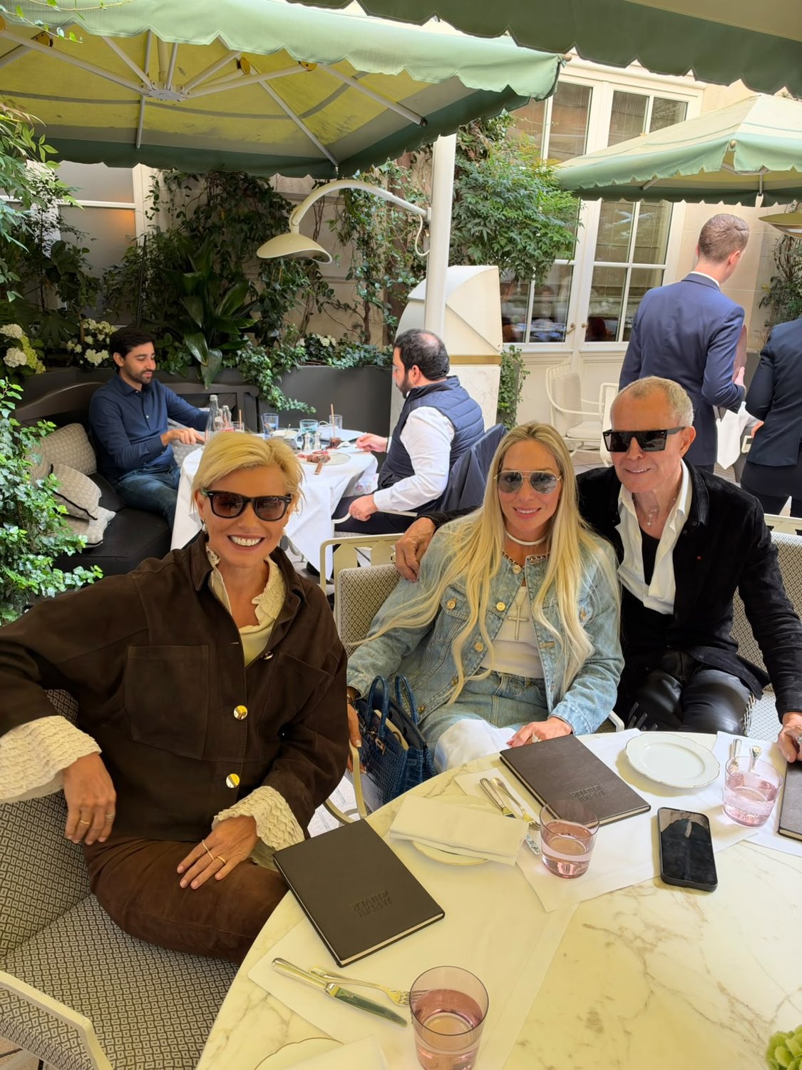 Στο Jardin d’Hiver του Ξενοδοχείου Le Crillon ο Jean Claude Jitrois με την Ρόη Αποστολοπούλου-Δανάλη και την Φαίη Μπέη