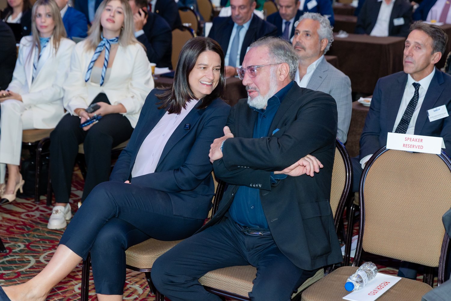 Η υπουργός Εργασίας και Κοινωνικών Ασφαλίσεων Νίκη Κεραμέως με τον δρ. Νίκος Τσάκος