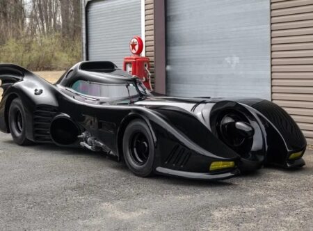 261012102355_batmobile