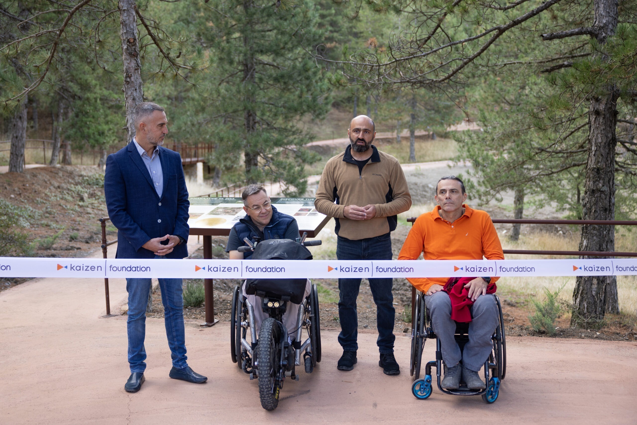 Στα εγκαίνια του Μονοπατιού Προσβασιμότητας, από αριστερά προς τα δεξιά: ΠάνοςΚωνσταντόπουλος, Πρόεδρος του Kaizen Foundation | Αλέξανδρος Ταξιλδάρης, Πρόεδρος του
Συλλόγου Αναπήρων Ατόμων με κινητικά προβλήματα και Φίλων «ΠΕΡΠΑΤΩ» | Στέφανος
Σιδηρόπουλος, Ιδρυτικό μέλος της Access To Nature | Κώστας Σιάχος, Πρόεδρος του
Πανελλήνιου Αθλητικού Συλλόγου Κινητικά Αναπήρων και της Εθνικής Αθλητικής Ομοσπονδίας
Ατόμων με Αναπηρία