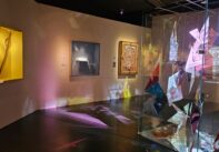 Άποψη της έκθεσης για τα «Cahiers d’ art» με την εγκατάσταση της Ναταλίας Παπαδοπούλου