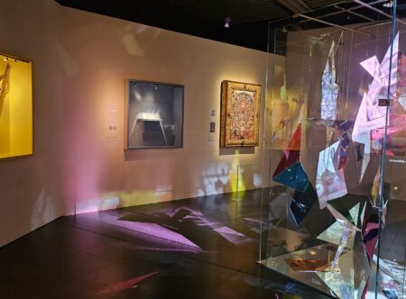 Άποψη της έκθεσης για τα «Cahiers d’ art» με την εγκατάσταση της Ναταλίας Παπαδοπούλου