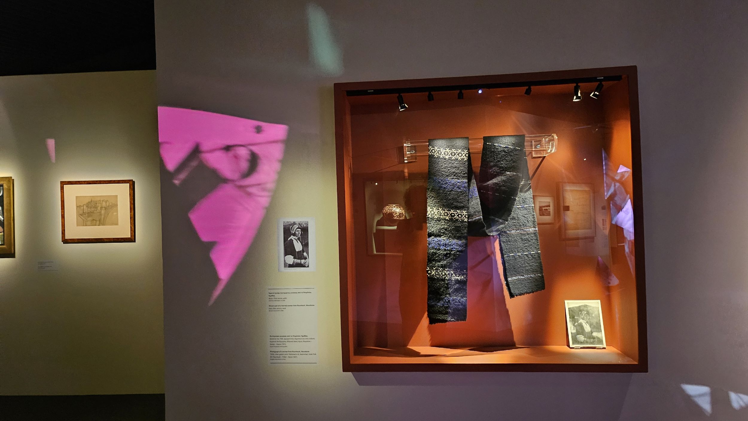Άποψη της έκθεσης για τα «Cahiers d’ art»