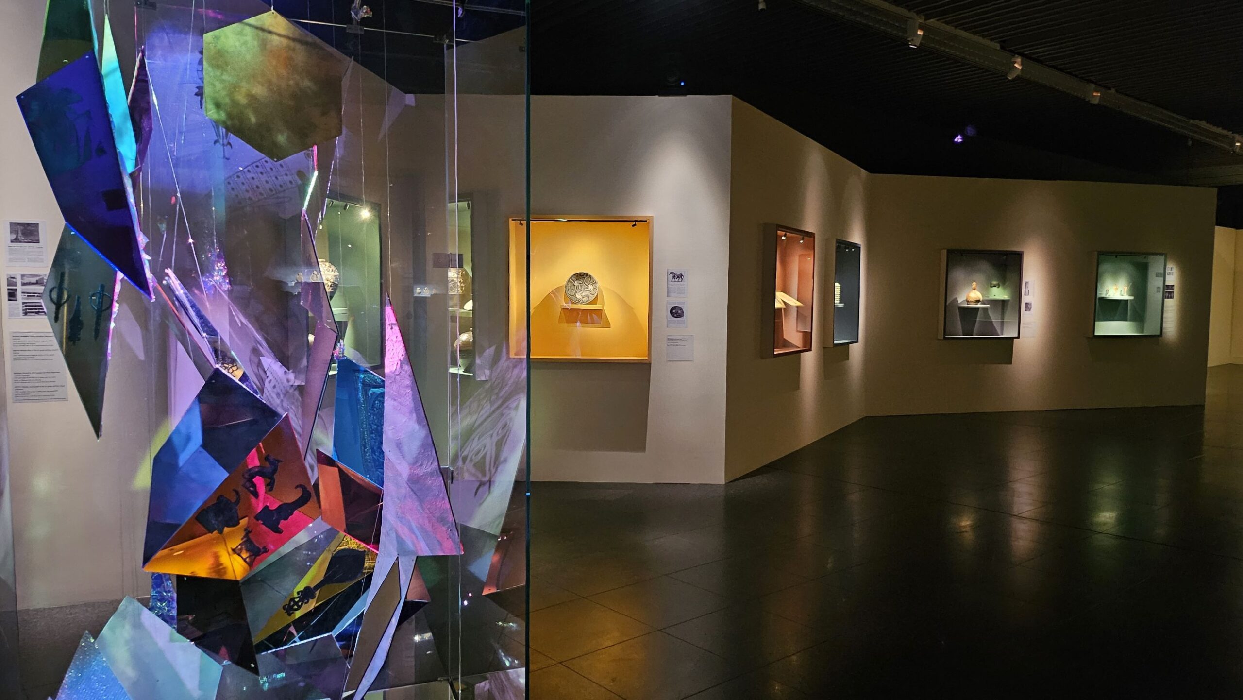 Άποψη της έκθεσης για τα «Cahiers d’ art»