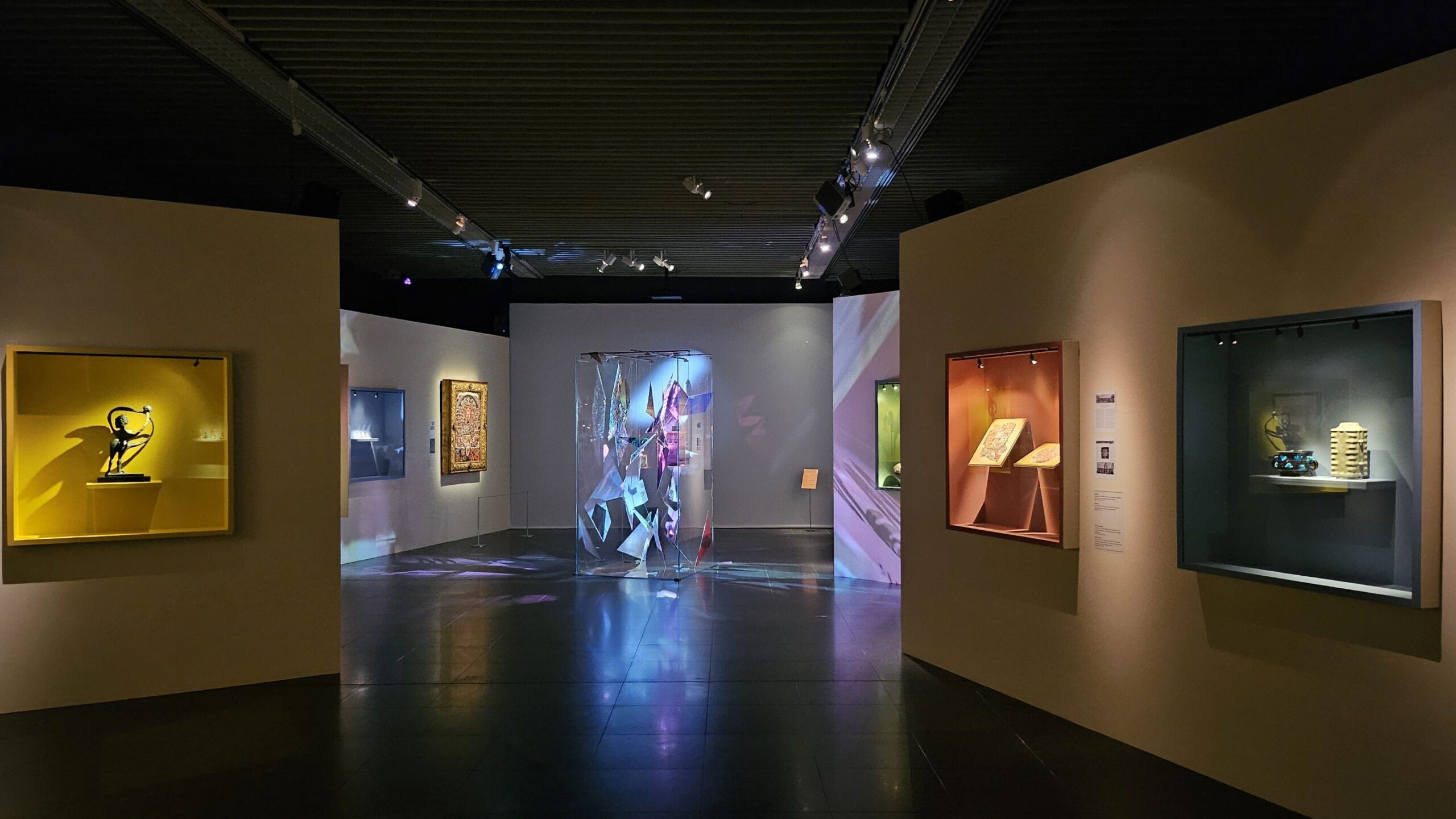 Άποψη της έκθεσης για τα «Cahiers d’ art»