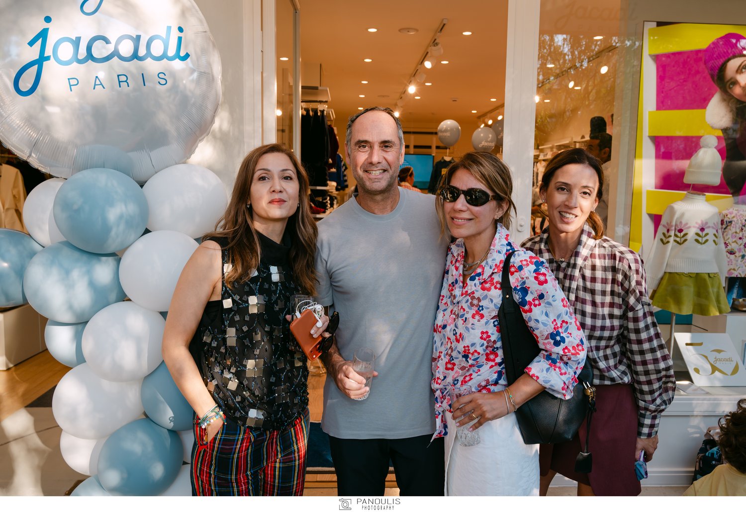 Ο Mr. Belvedere Hotel Νικόλας Ιωαννίδης με την Τίνα και την Εύη Φιλιππίδου και την σύζυγό του Ήβη Αυγουστίδου