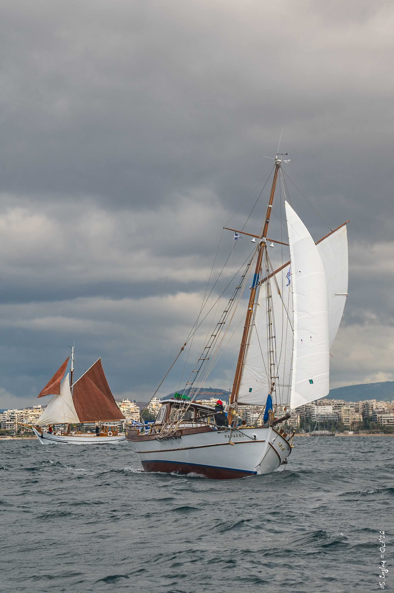 Τα παραδοσιακά πλεούμενα κατέκλεισαν τον Σαρωνικό