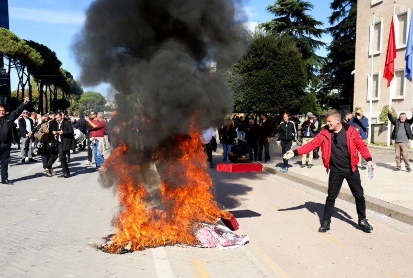 Διαδηλωτές καίνε αφίσες του Έντι Ράμα