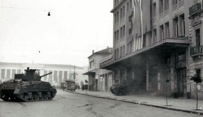 Η είσοδος του βρετανικού τανκ στο κτήριο της Εθνικής Ασφαλιστικής