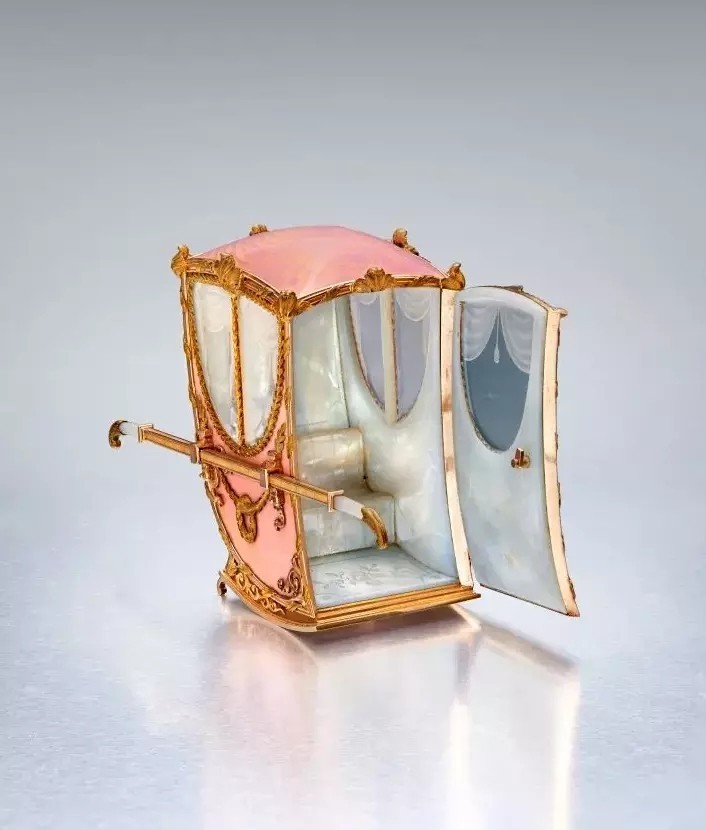 Η μινιατούρα καρέκλα Fabergé με ανοιχτή την πόρτα