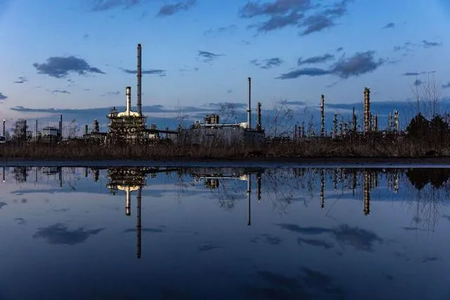 Τα κατάλοιπα του ψυχρού πολέμου απειλούν τα σχέδια της Ευρώπης για απαγόρευση του ρωσικού πετρελαίου